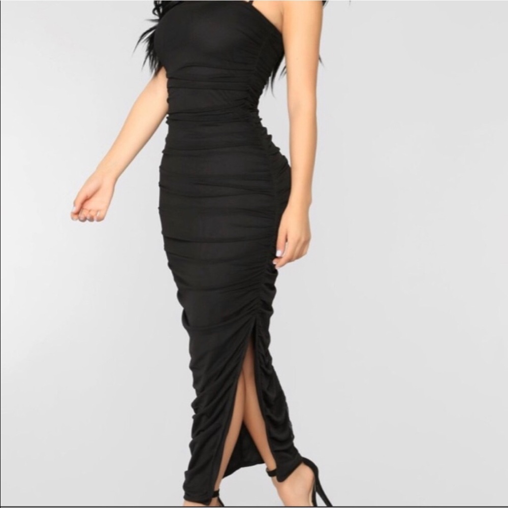 Fashion Nova Black Sleeveless Runched Dress